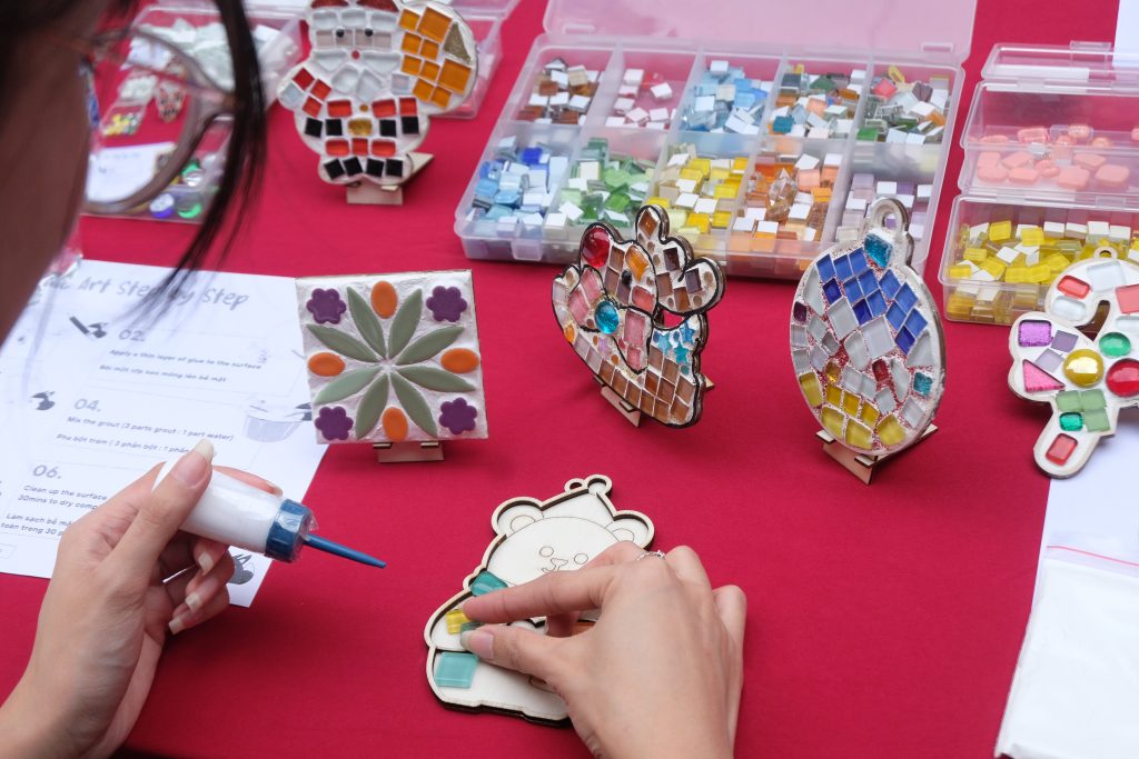 Bé trải nghiệm đá khảm mosaic